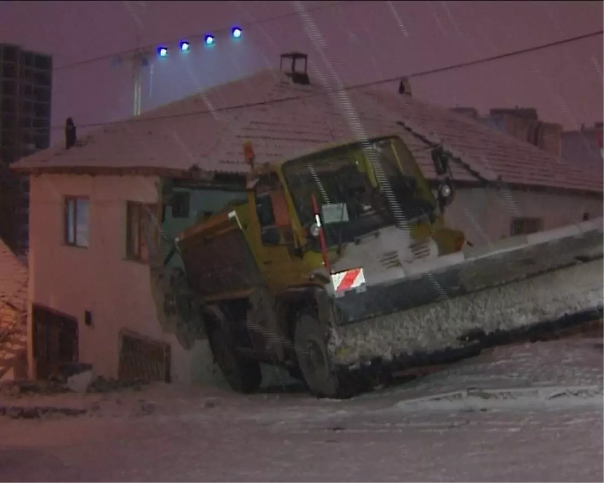 Kar Küreme Aracı 2 Katlı Binaya Girdi: 3 Yaralı