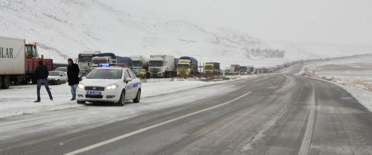 Kar Yağışı Aksaray-Ankara ve Nevşehir Karayolunu Kapattı