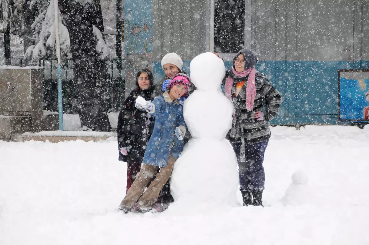 Kar Yağışı En Çok Çocukları Sevindirdi