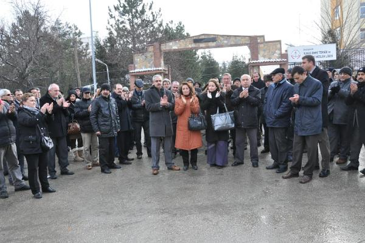 Lise Öğrencisi, Öğretmeni Bacağından Bıçakladı