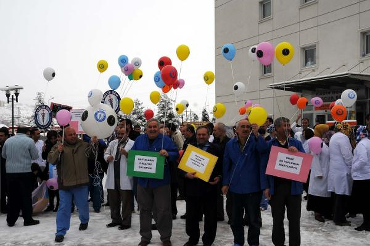 Sağlık Çalışanlarından Balonlu Eylem
