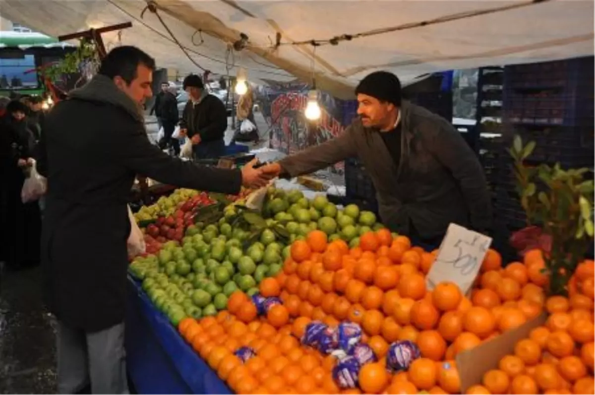 Semt Pazarında Görüş Alışverişi