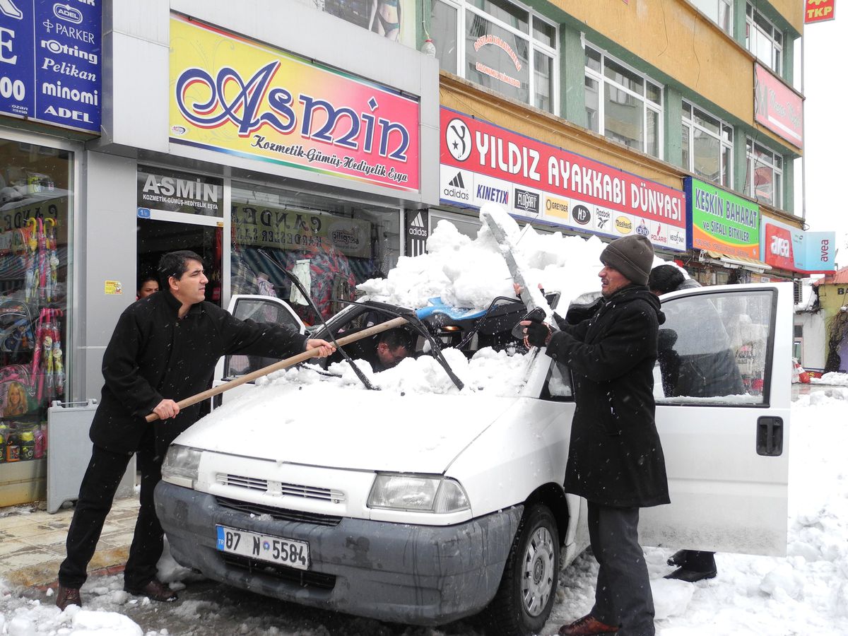 Tunceli\'de Çatılar Tehlike Saçıyor