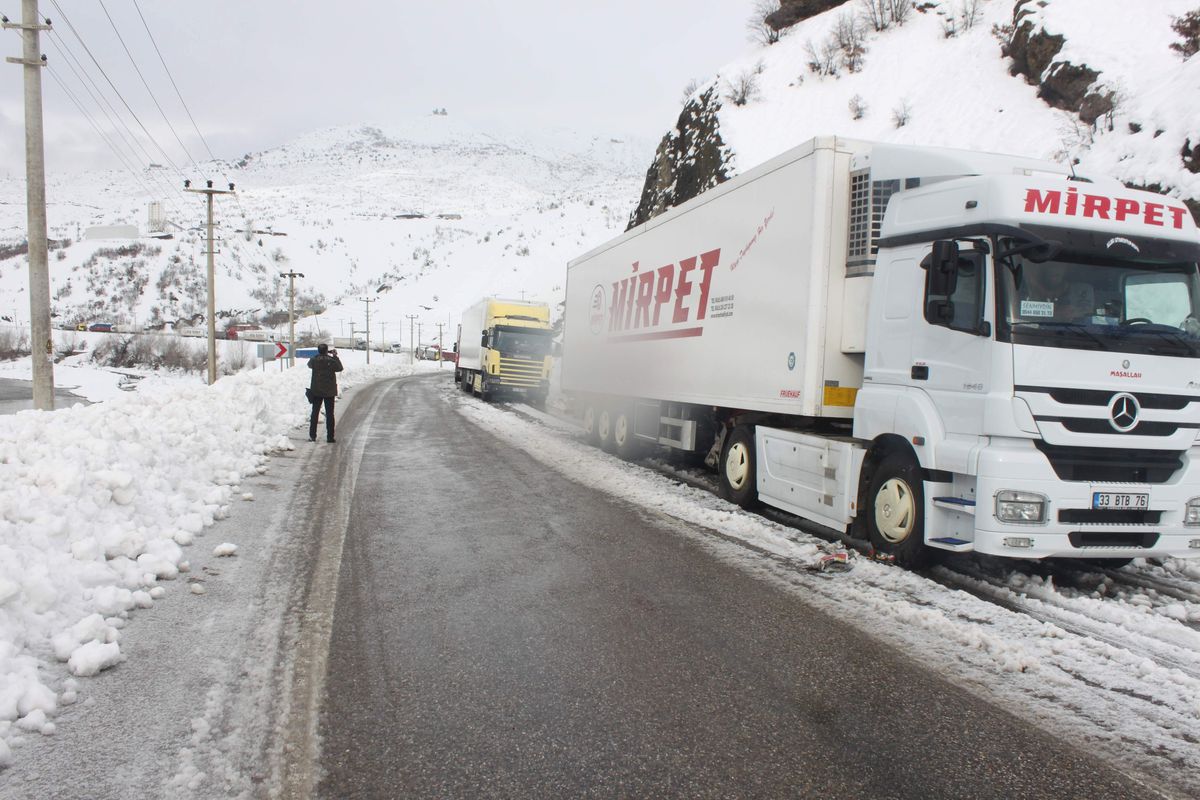 Tunceli\'de Onlarca Tır Mahsur Kaldı