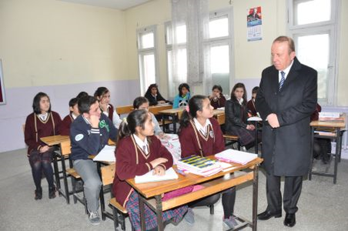 Vali Oğuz Güne Okul Ziyaretiyle Başladı