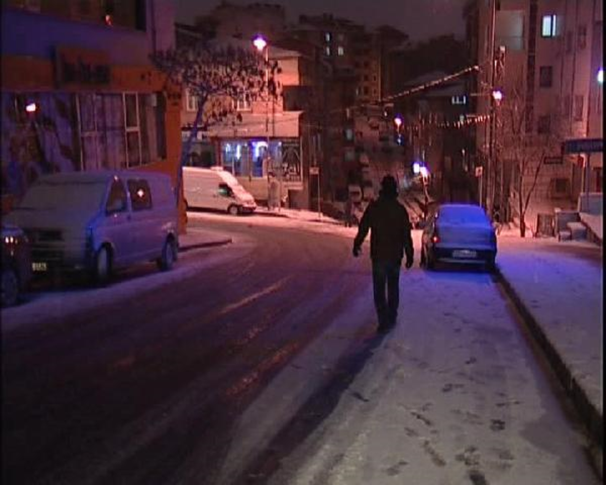 Yollar Buz Pistine Döndü