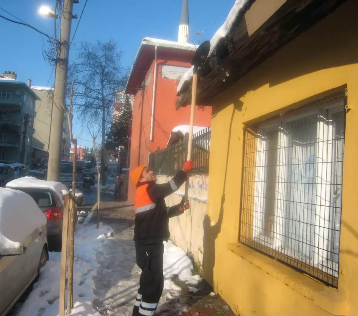 Belediye Buz Sarkıtlarını Temizliyor