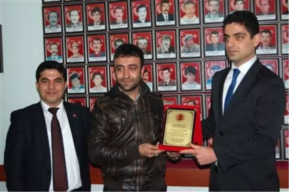 Bitlis\'teki Şehit ve Gaziler Derneği\'nden Gazetecilere Plaket