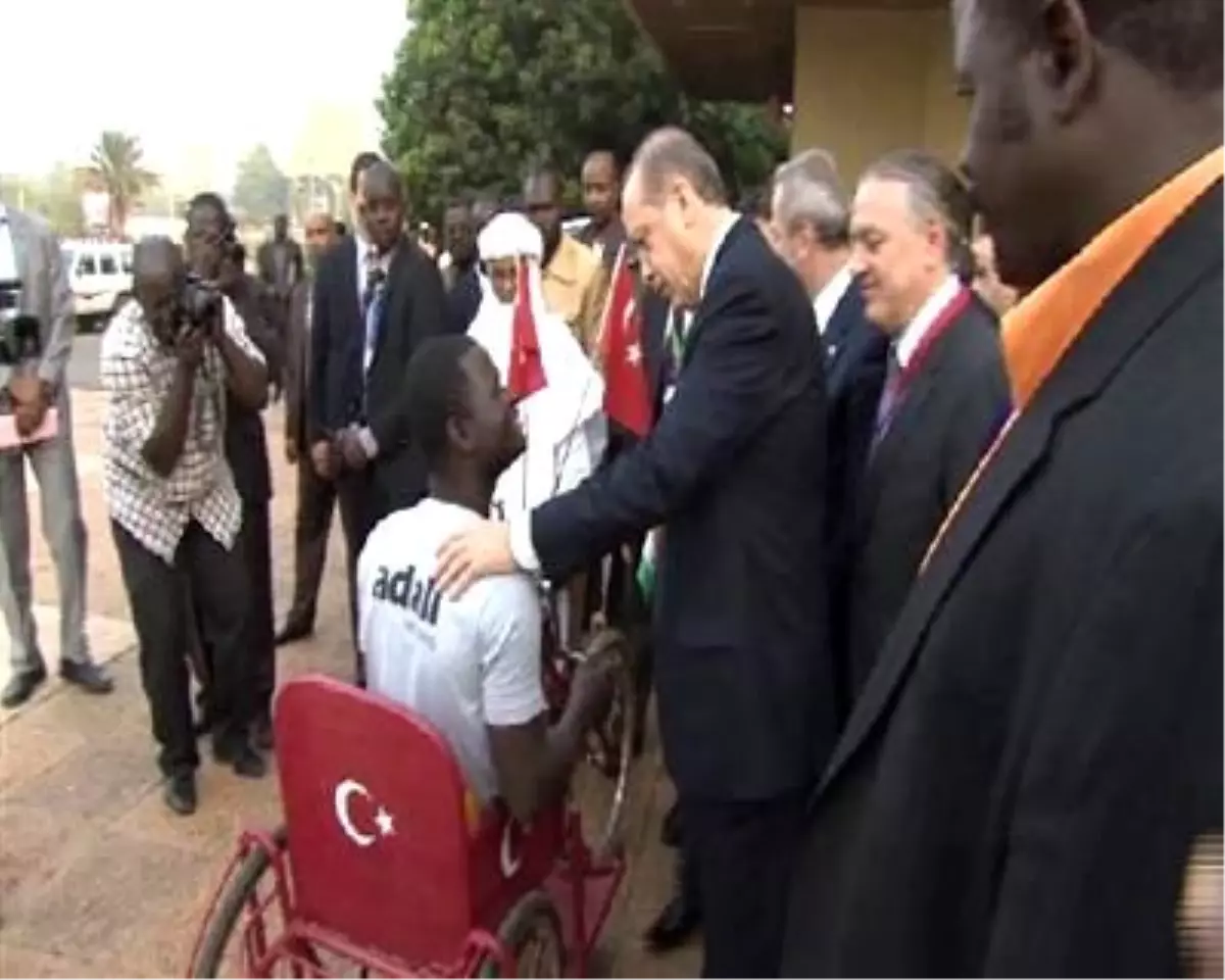 Erdoğan\'dan Afrikalı Engelli Gence Akülü Sandalye Sözü (1)