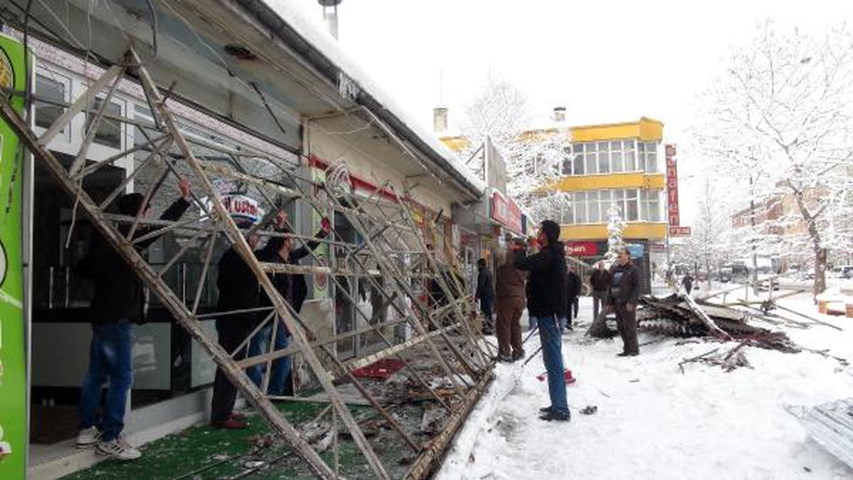 Erzincan\'da 3 İşyerinin Çatısı Kardan Çöktü