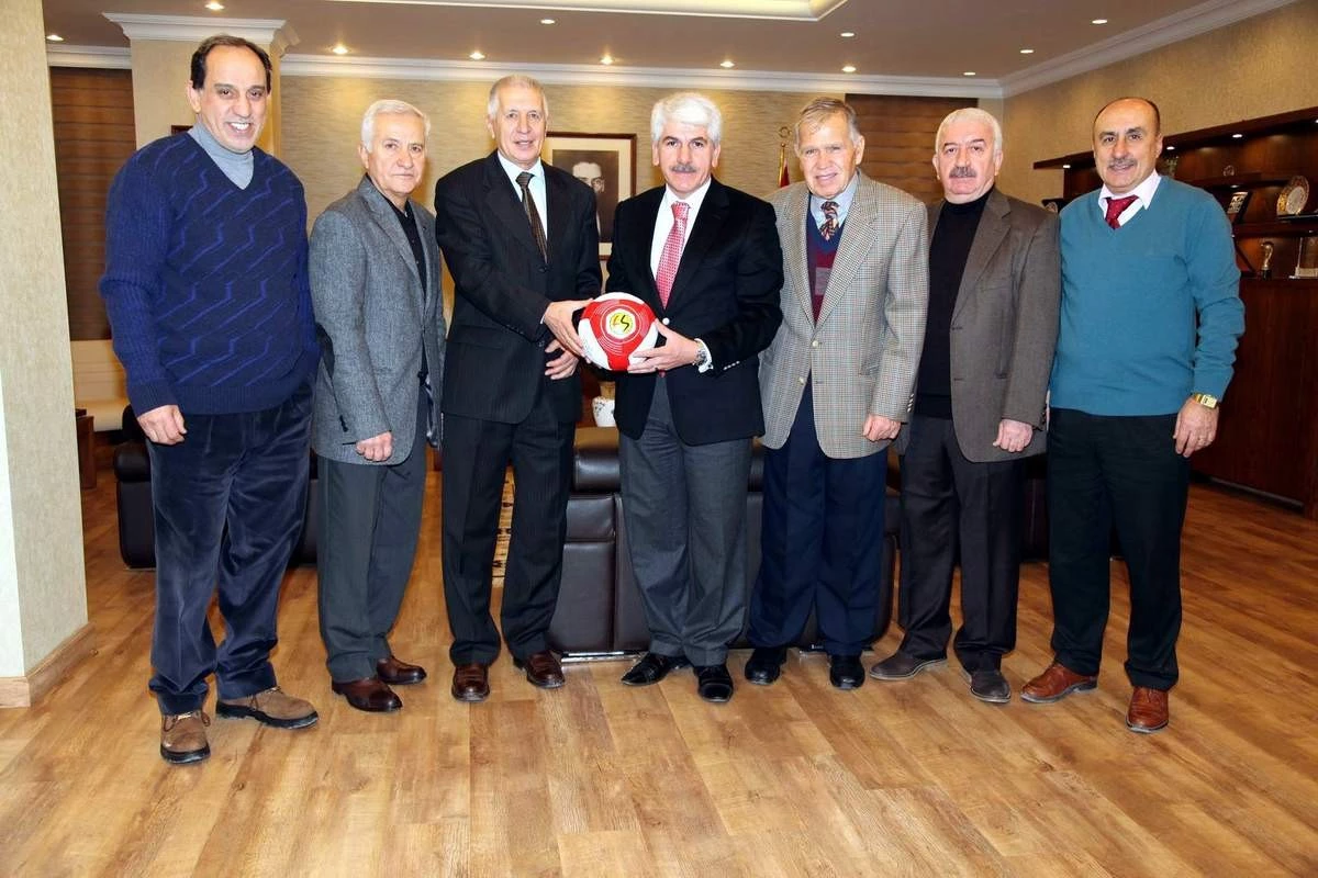 Eskişehirspor\'un Efsane Futbolcularından Başkan Sakallı\'ya Ziyaret