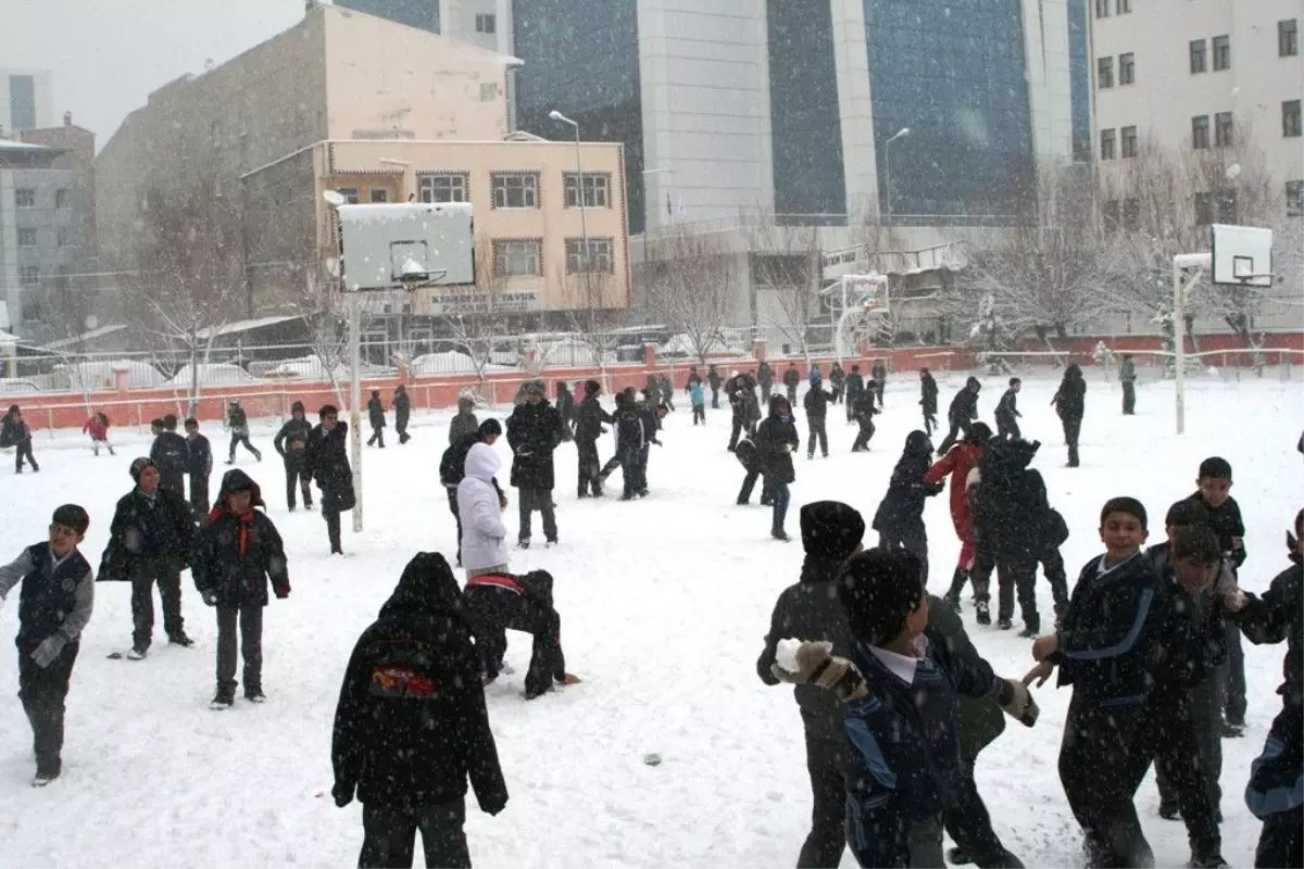 Hakkari\'de Eğitime 2 Gün Ara Verildi