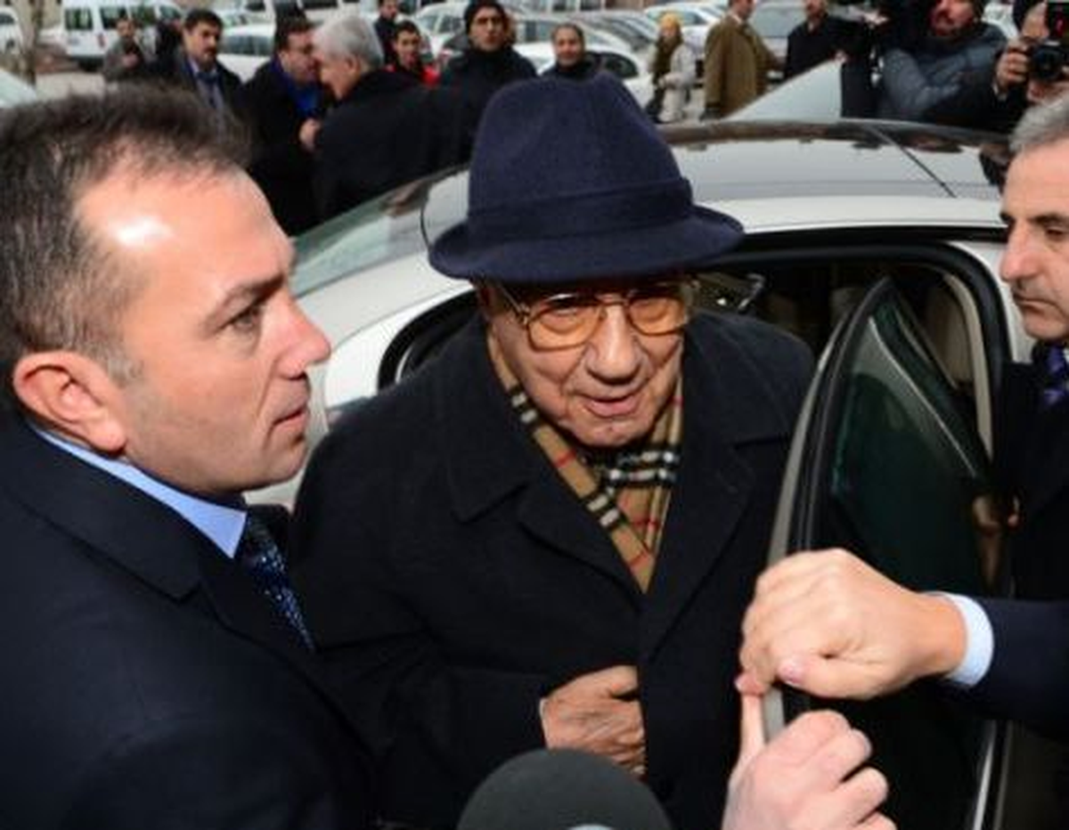 İsmail Hakkı Karadayı, Karakola Giderek İmza Attı