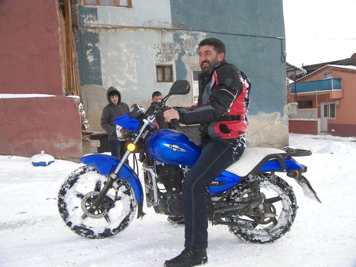 Kar Üstünde Motorsiklet Keyfi