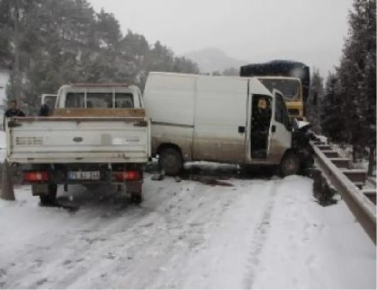 Karabük'te Zincirleme Trafik Kazası: 3 Yaralı