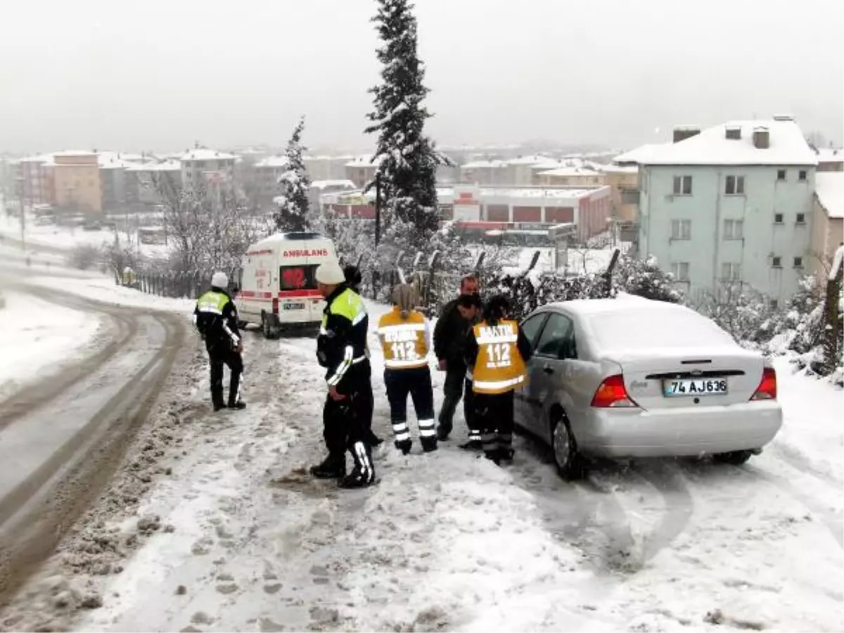 Kayan Ambulans ile Otomobil Çarpıştı