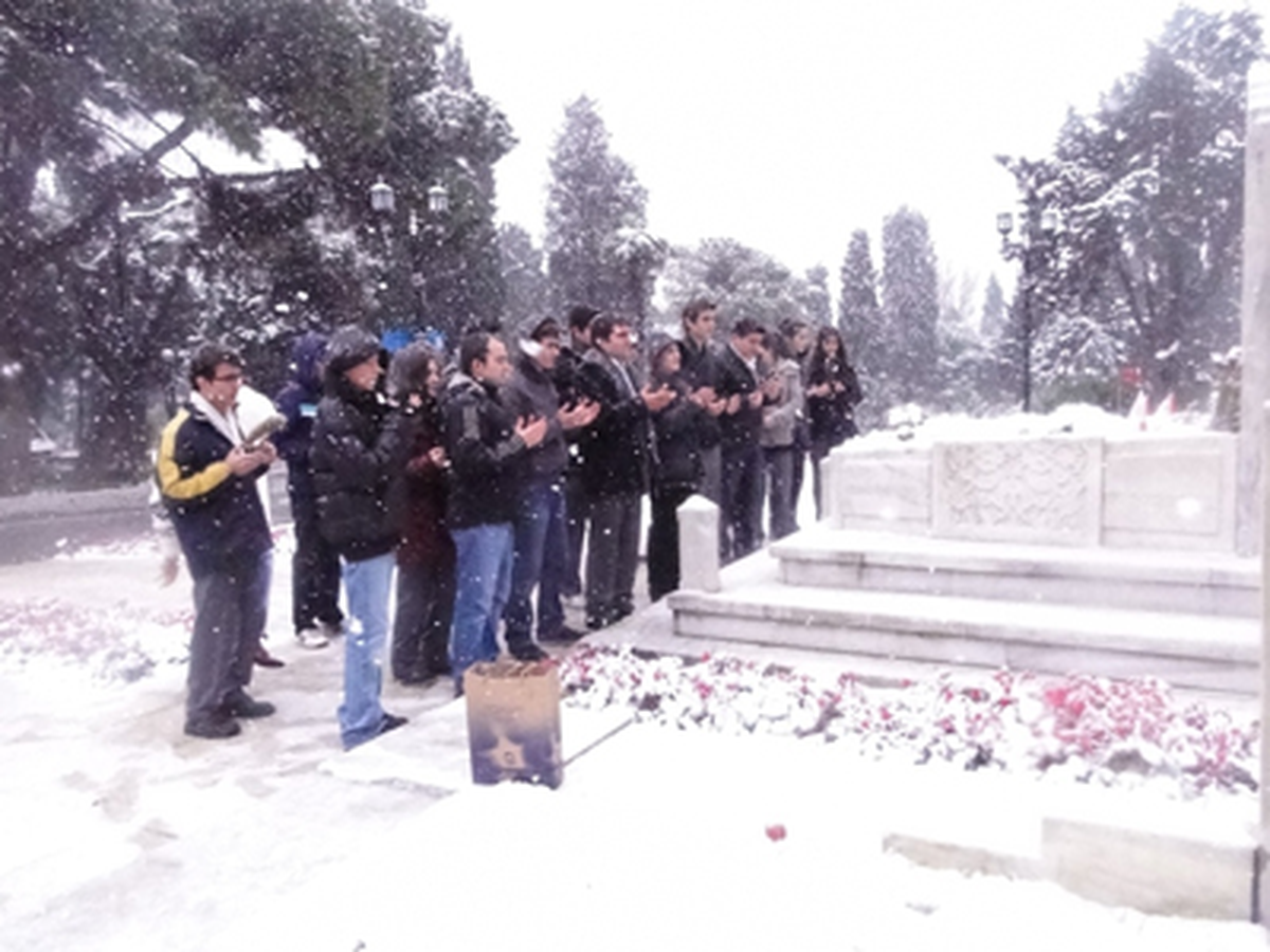 Milli Şair\'in Kabrine Kar, Kış Demeden Gittiler