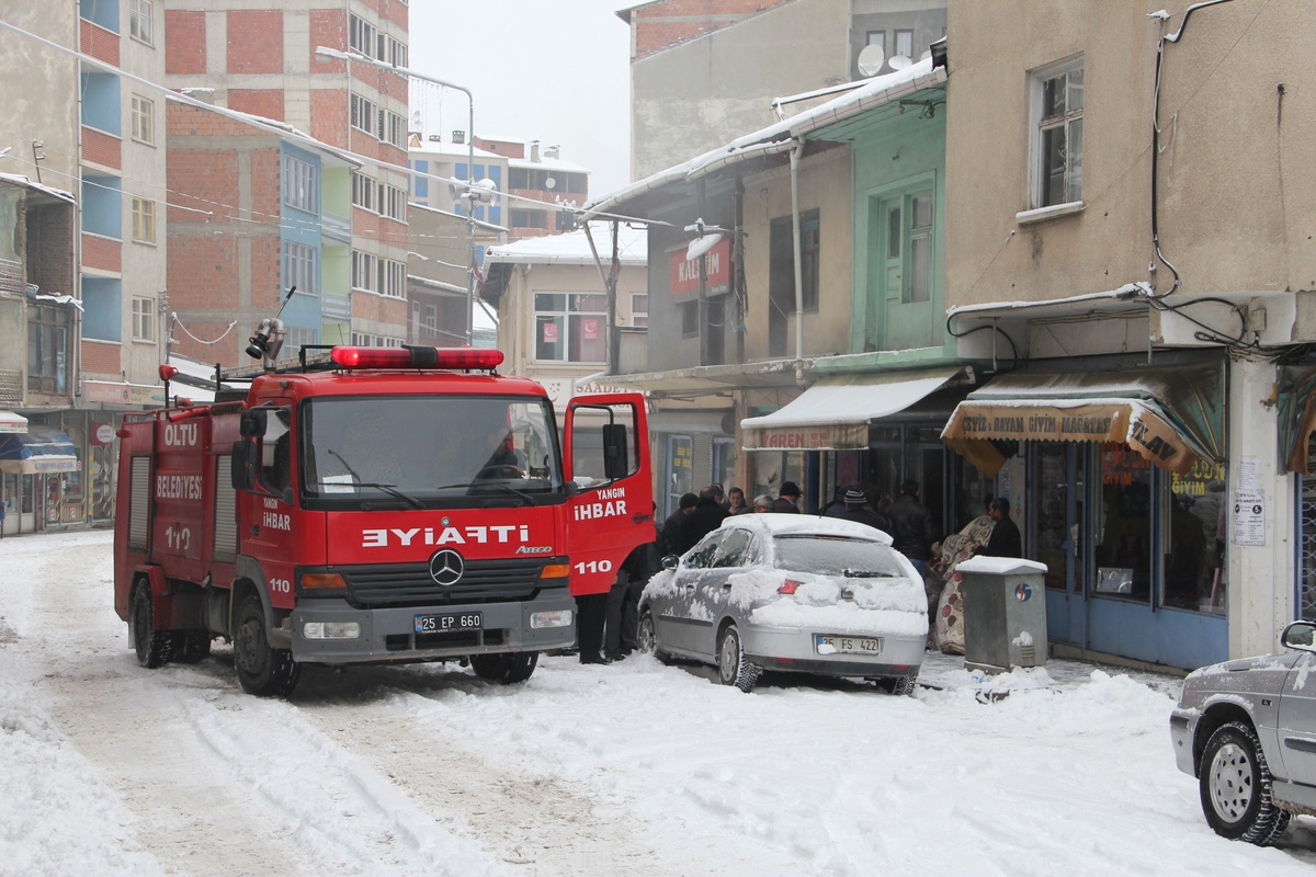 Oltu\'da Tuhafiye Dükkanında Çıkan Yangın Korkuya Neden Oldu