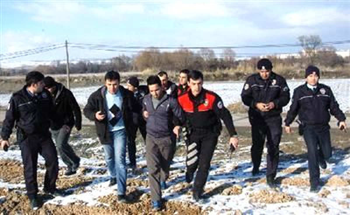 Polisin Dur İhtarına Uymayıp Kaçan Sürücü ile Arkadaşı Tarlada Yakalandı