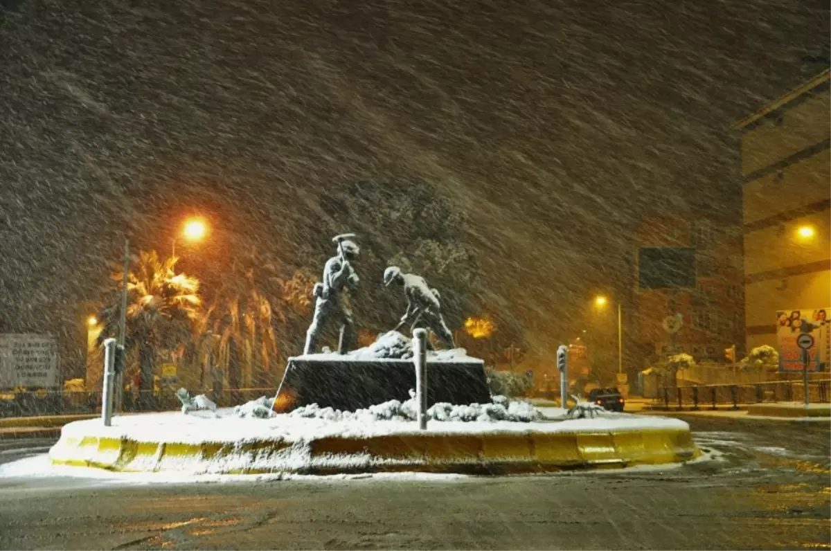 Soma Güne Karla Uyandı