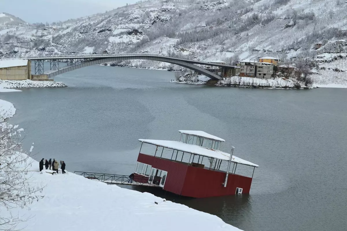 Su Alçaldı, Yüzen Restoran Karaya Oturdu