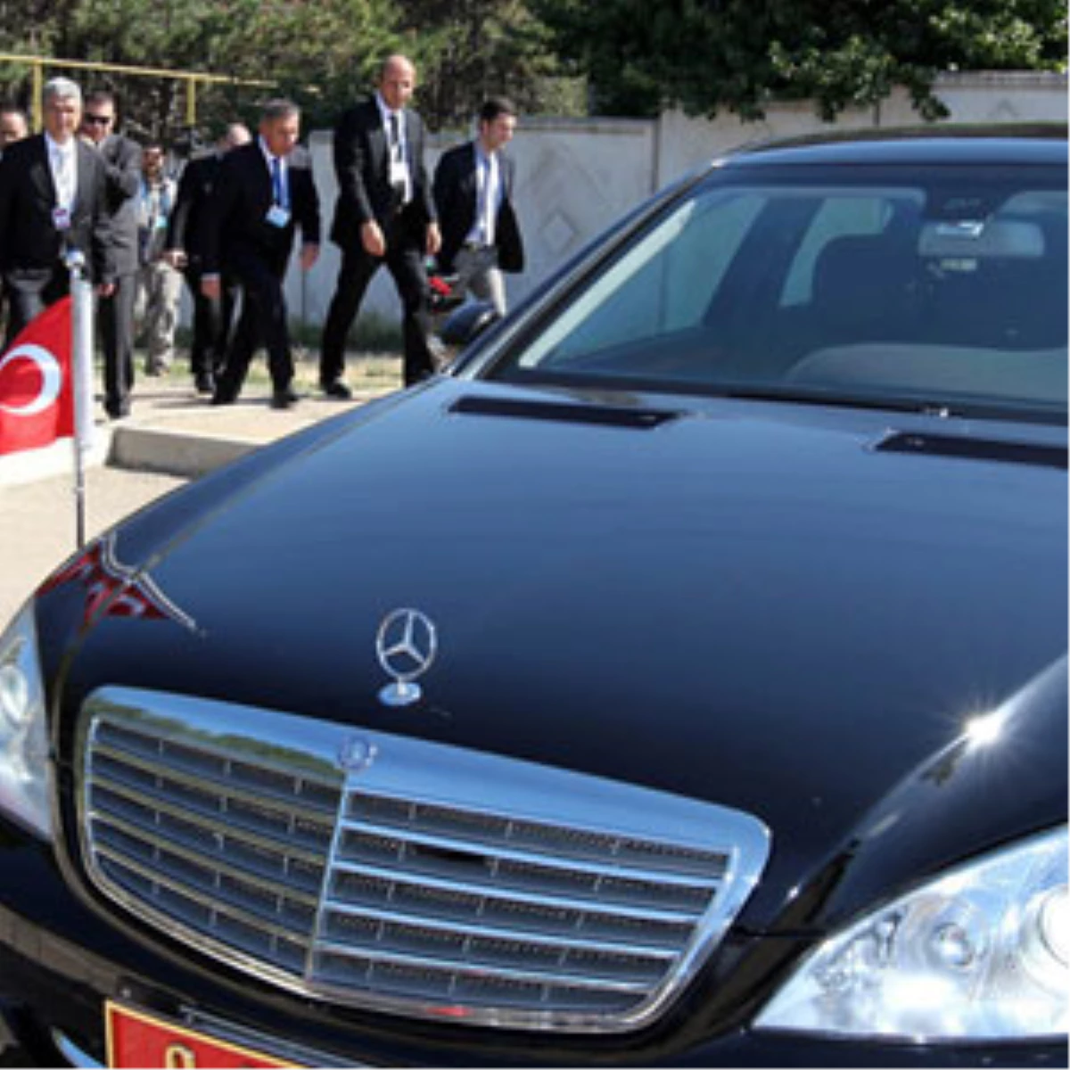 Türk Başkonsolosun Makam Aracına Saldırı