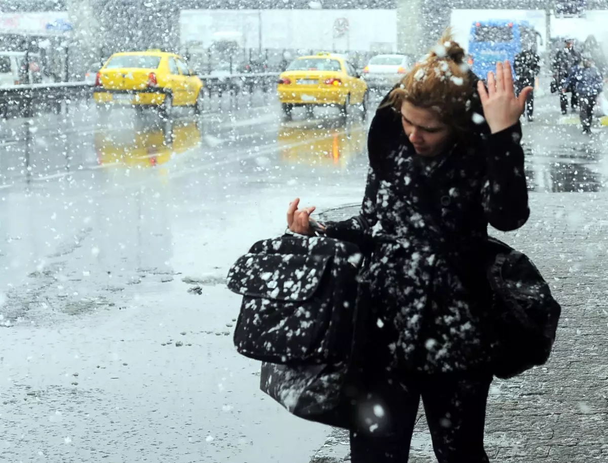 Yoğun Kar Yağışları Yurdu Terk Ediyor