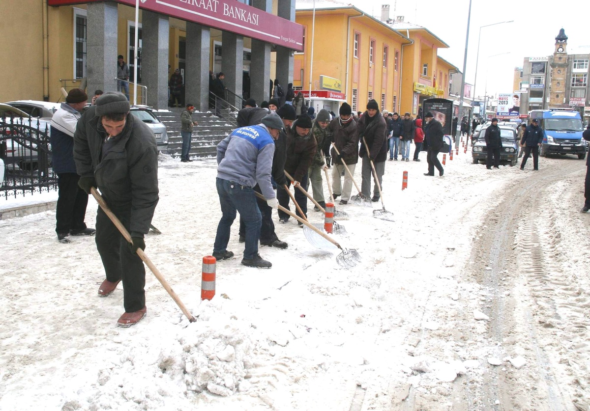 Yozgat Belediyesi Karları Temizlemeye Başladı