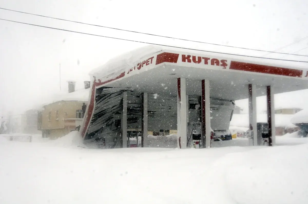 Petrol İstasyonunun Çatısı Çöktü