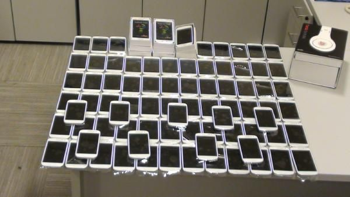 480 Bin Lira Değerindeki Telefonları Valizle Sokmaya Çalışırken Yakalandılar