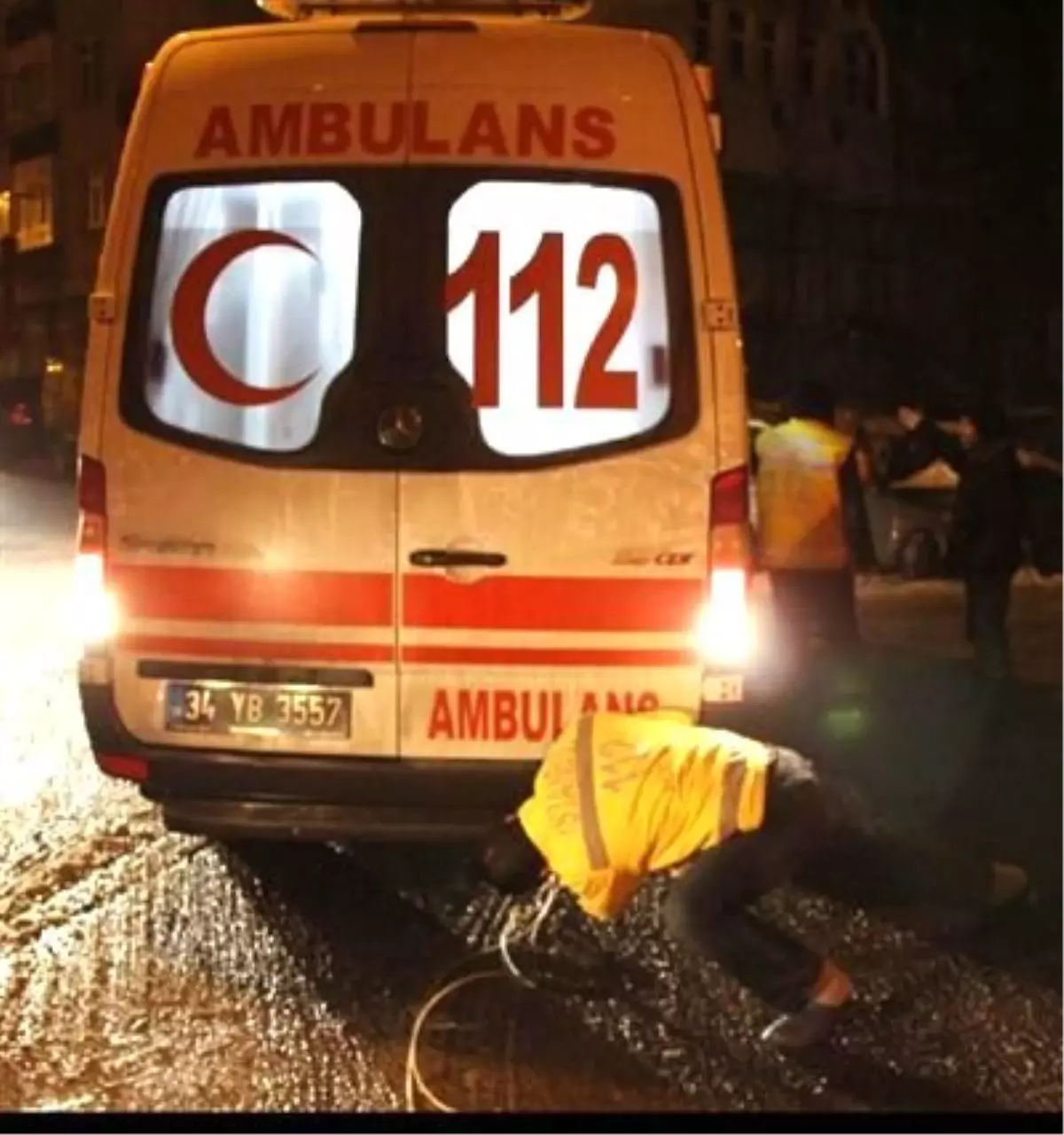 Ambulans Buz Tutan Yolda Mahsur Kaldı