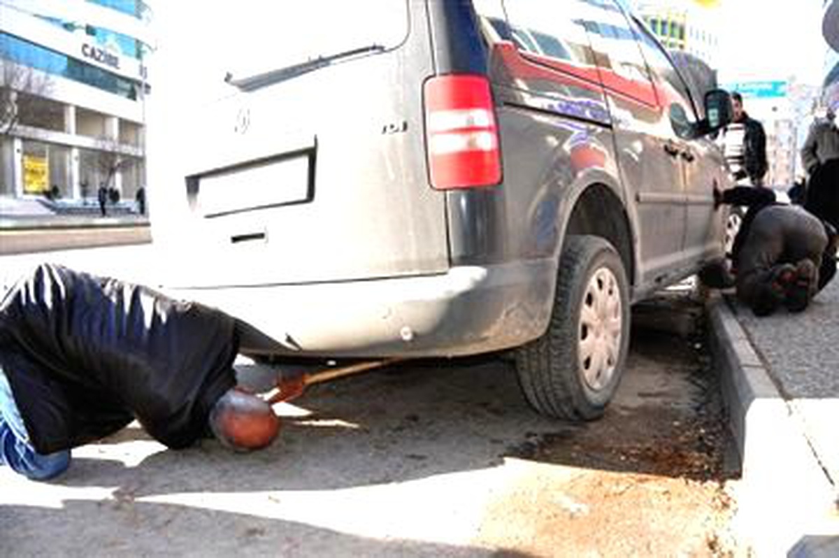 Aracın Motoruna Giren Kediyi Çıkarma Seferberliği