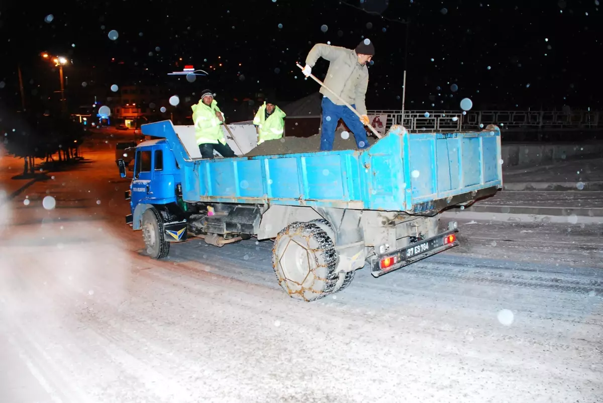 Belediyeden Kar Yağışına Anında Müdahale