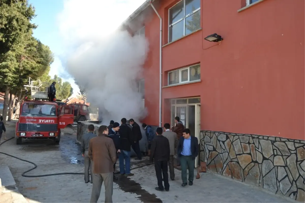 Eşme Şehit Alibey İlkokulunda Çıkan Yangın Korkuttu