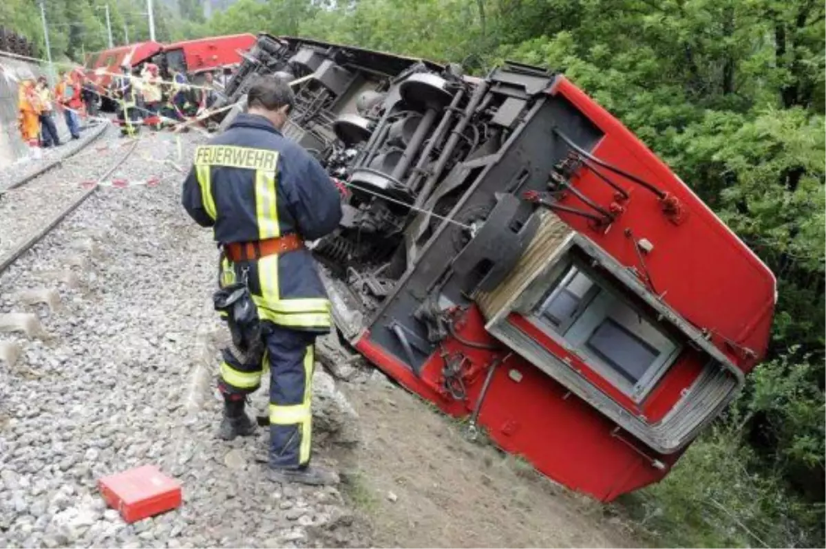 İsviçre\'deki Tren Kazası: 17 Yaralı