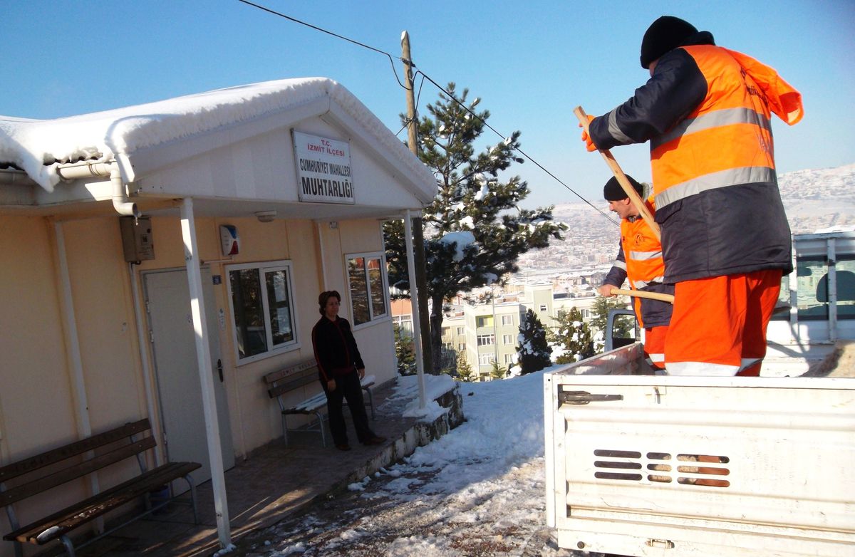 İzmit Belediyesi Tuzlama Çalışmalarını Sürdürüyor