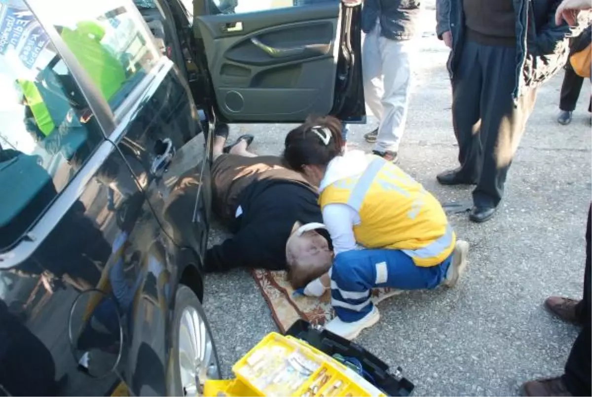 Kalp Krizi Geçiren Eşini Hastaneye Yetiştirmek İsterken Kaza Yaptı