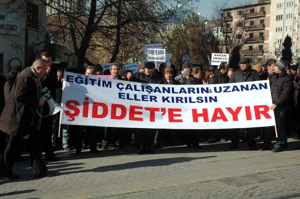 Öğretmenler Bıçaklanan Meslektaşlarına Destek İçin Yürüdüler