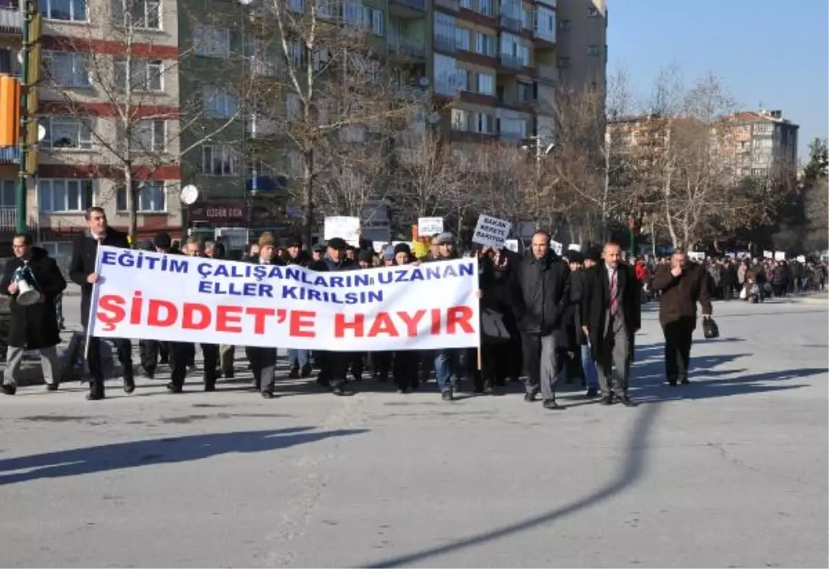 Öğretmenlerden, Okulda Bıçaklı Saldırıya Protesto Yürüyüşü