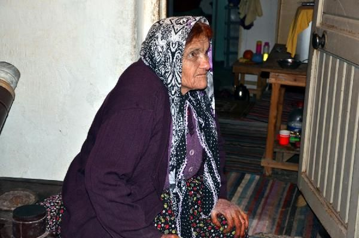Yardım İsteyen Yaşlı Kadının Çantasını Çaldılar