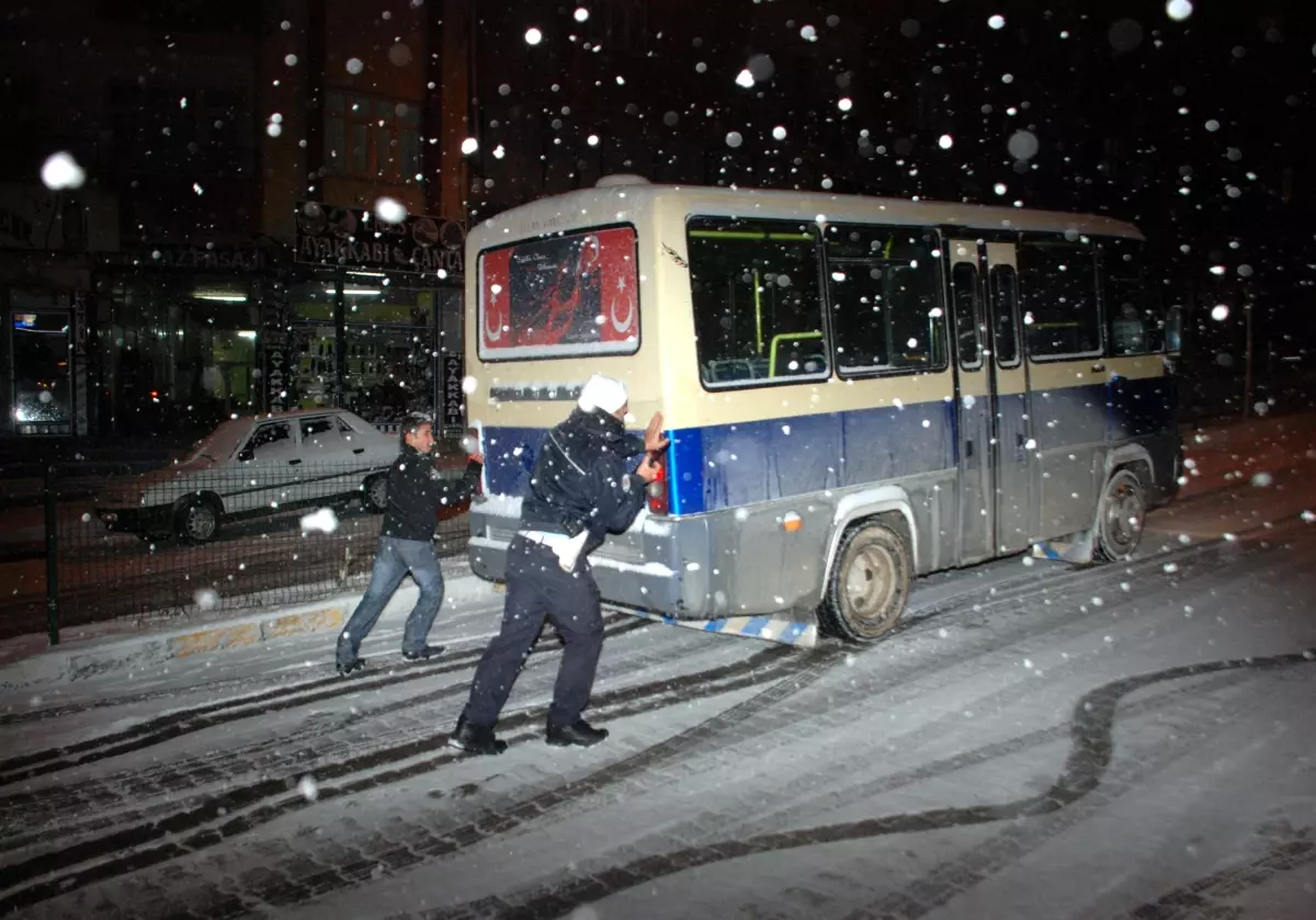 Yoğun Kar Yağışı Besni\'de Trafiği Kapattı