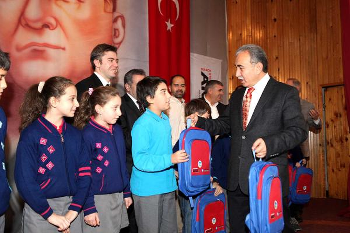 Adapazarı\'nda Öğrencilere Deprem Çantası ve Kitapçık Dağıtıldı
