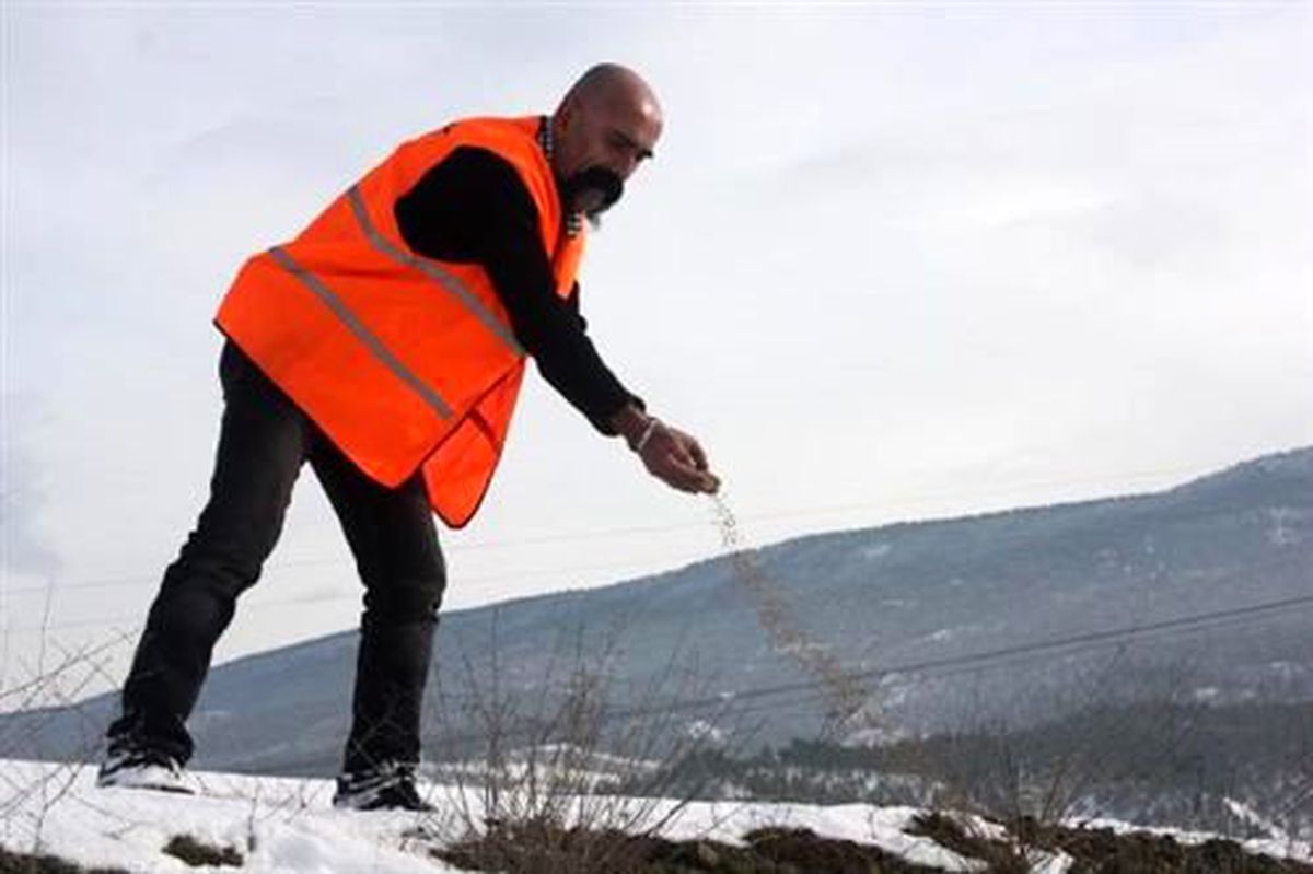 Avcılar Kuşlara Yem Bıraktı