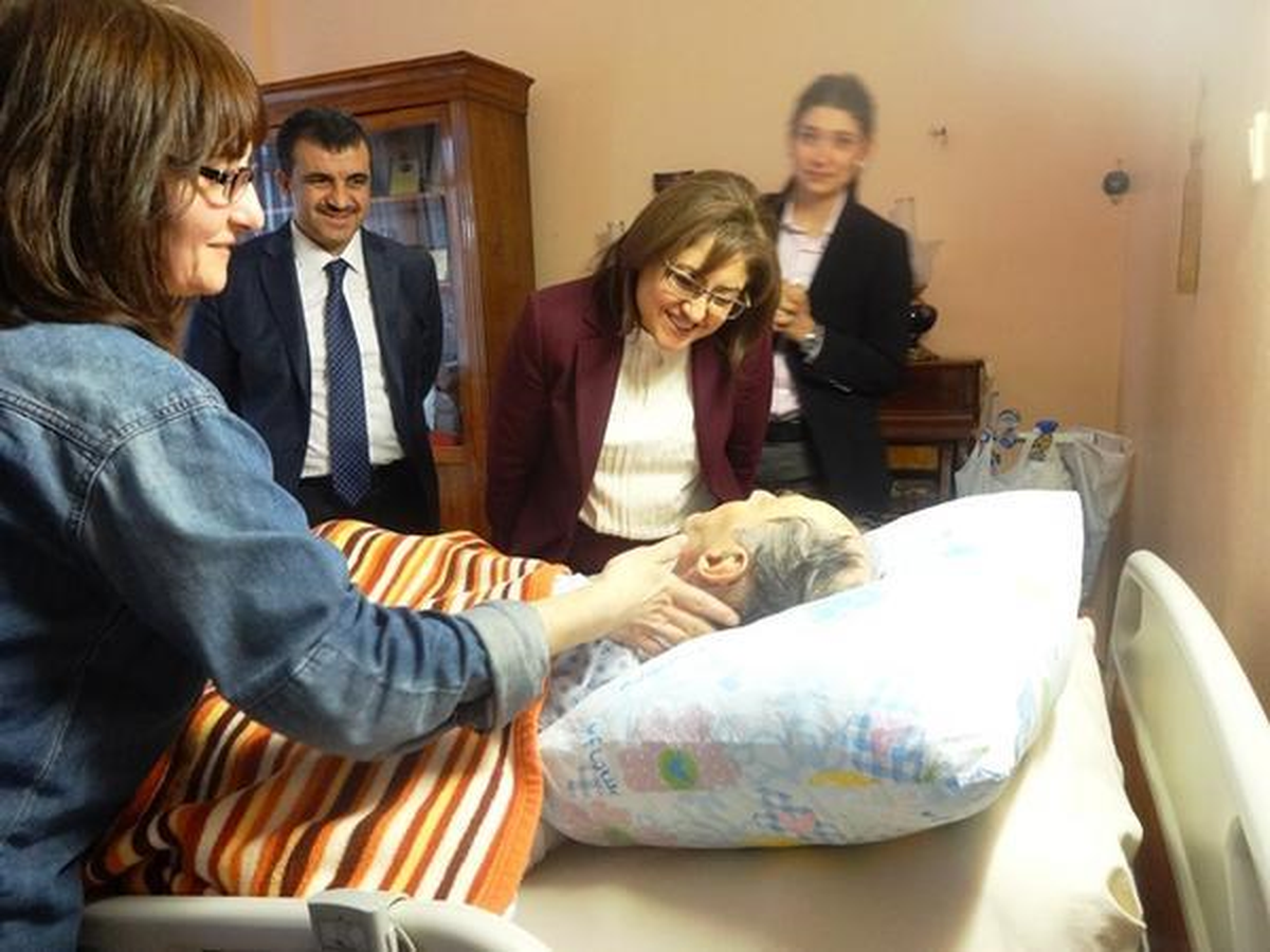 Bakan Fatma Şahin, Münir Özkul'u Ziyaret Etti