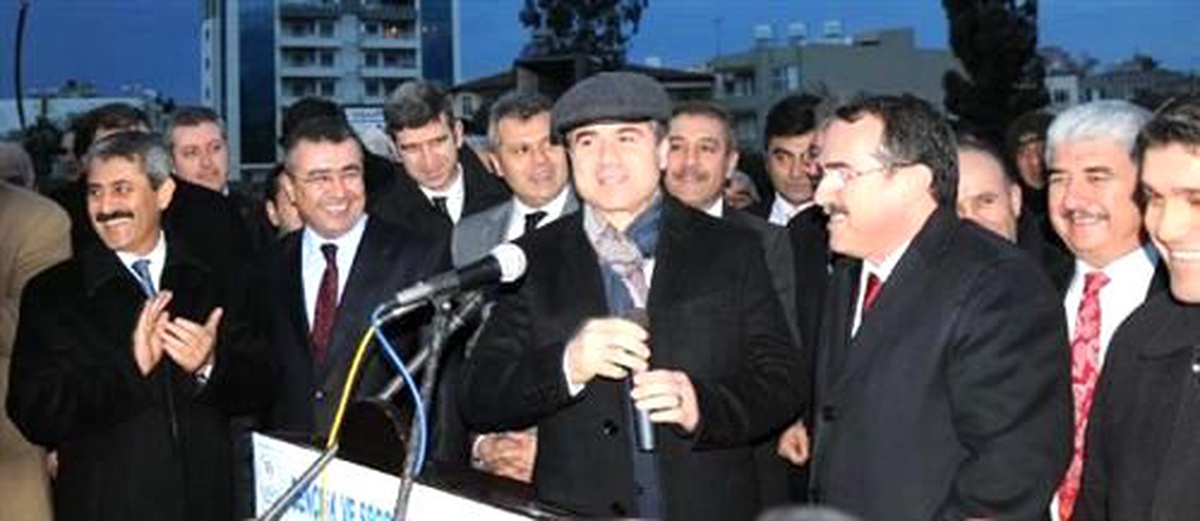 Bakanları Bekleyen Vatandaşlar Zıplayarak Isınmaya Çalıştı