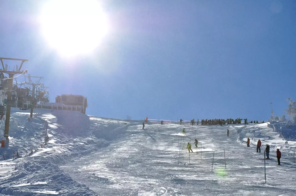 Bursa\'da Okullar Arası Kayak Yarışları Nefes Kesti