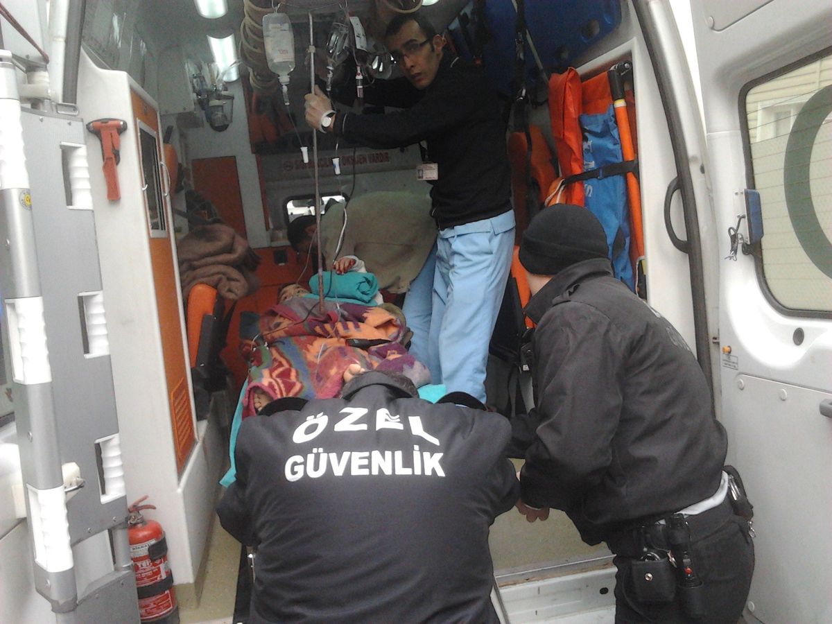 Camide Kazayla Ateş Alan Tüfek 2 Kişiyi Yaraladı