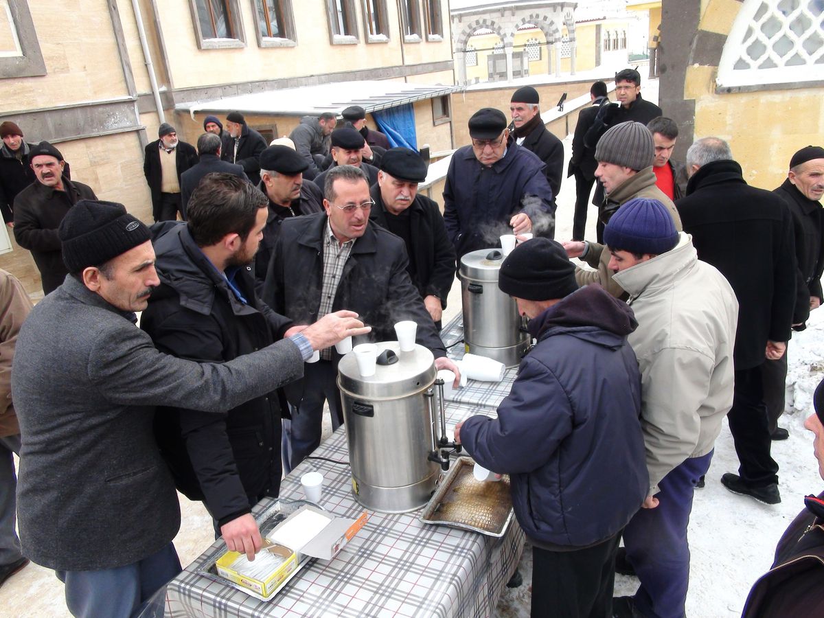 Cemaate Cami Çıkışı Çay İkramı