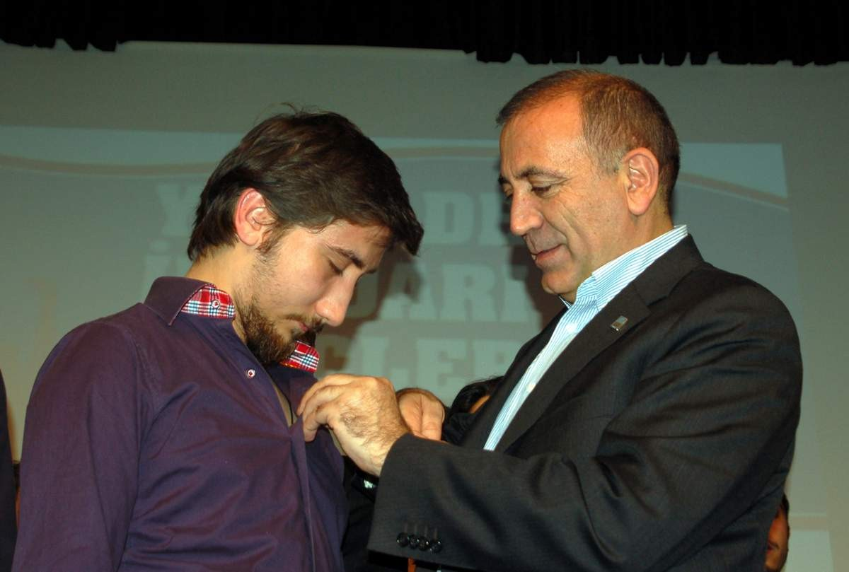 CHP Genel Başkan Yardımcısı Gürsel Tekin Bandırma\'da Rozet Taktı