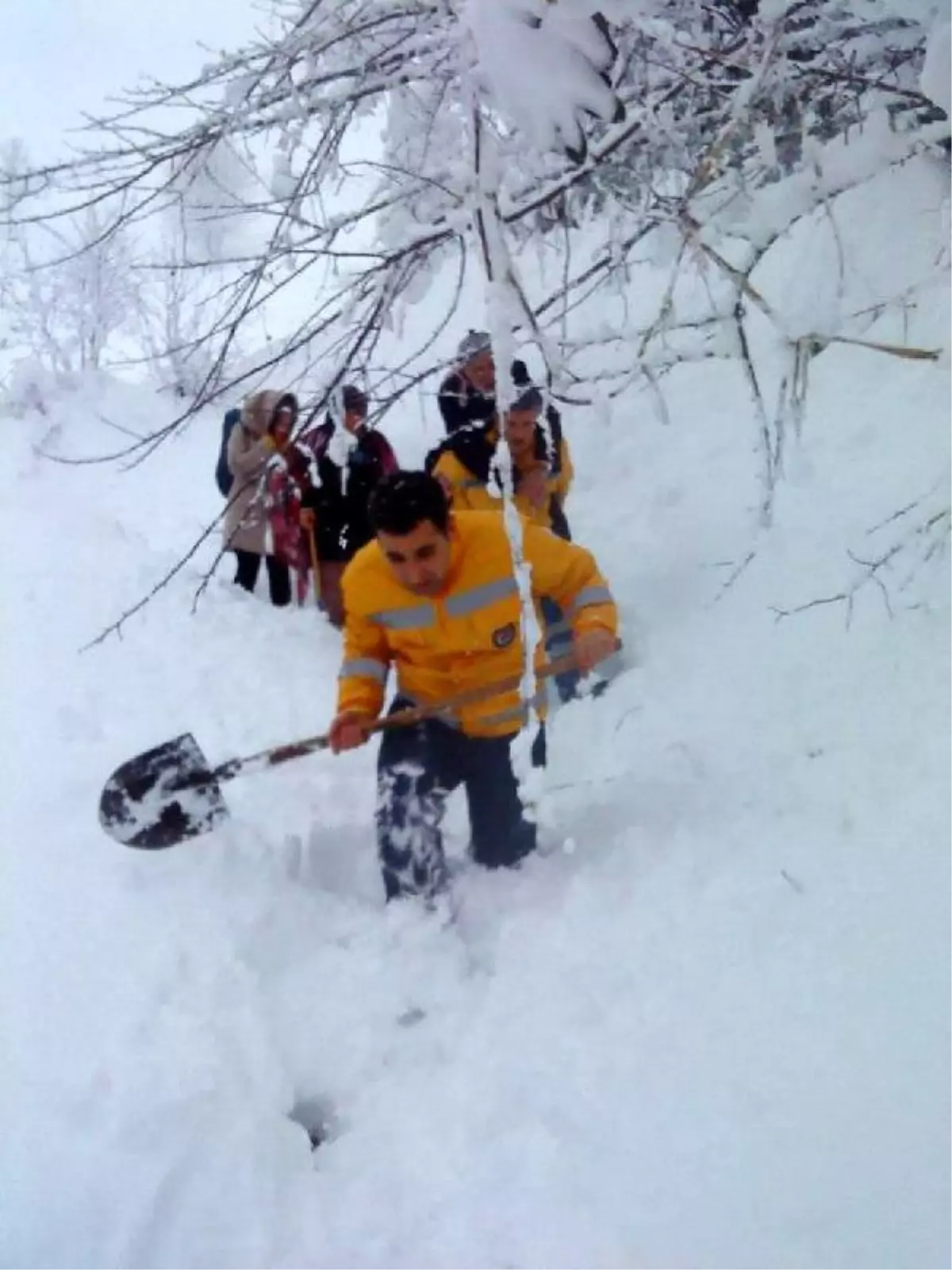 Doktor ve Hemşire Kürekle Yol Açtı, Şoför Hastayı Sırtında Ambulansa Taşıdı